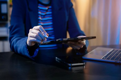 Hombre realizando facturación electrónica