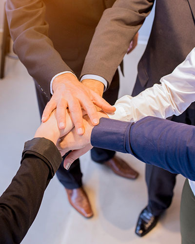 5 personas uniendo sus palmas de las manos porque razón deben elegirnos