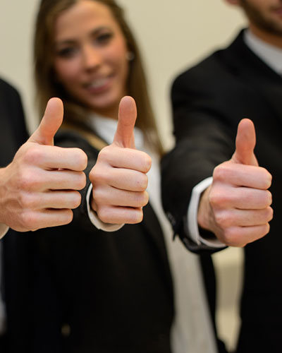 Tres personas con los pulgares arriba